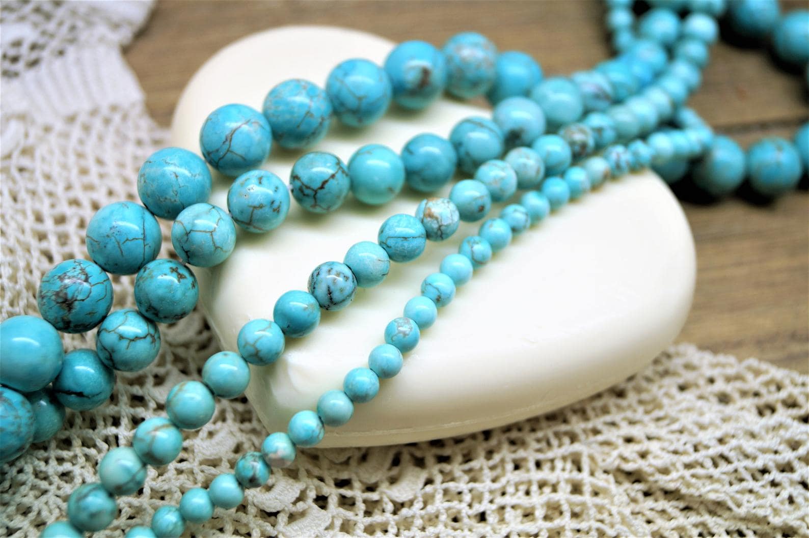 list-of-blue-gemstones-colors-meanings-and-iconic-jewelry-pieces