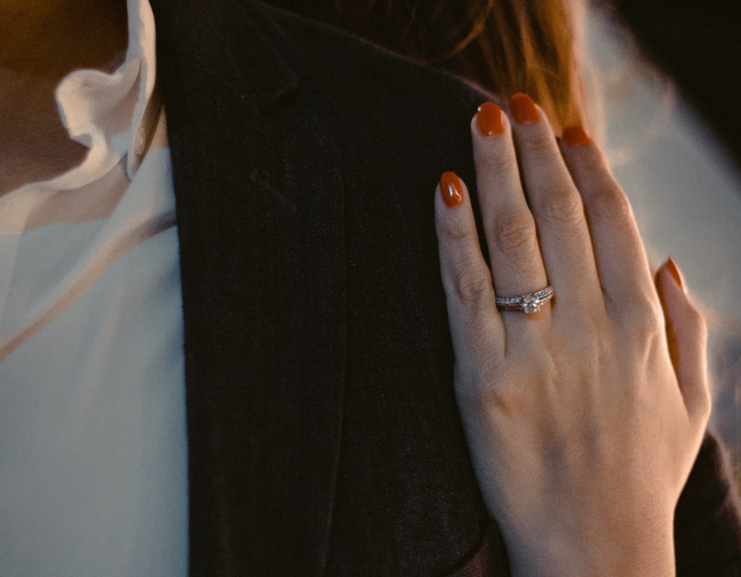 Your guide to buy round cut brilliant diamond jewelry 1 giselle lazcano zcTnqDd3y9M unsplash0 min