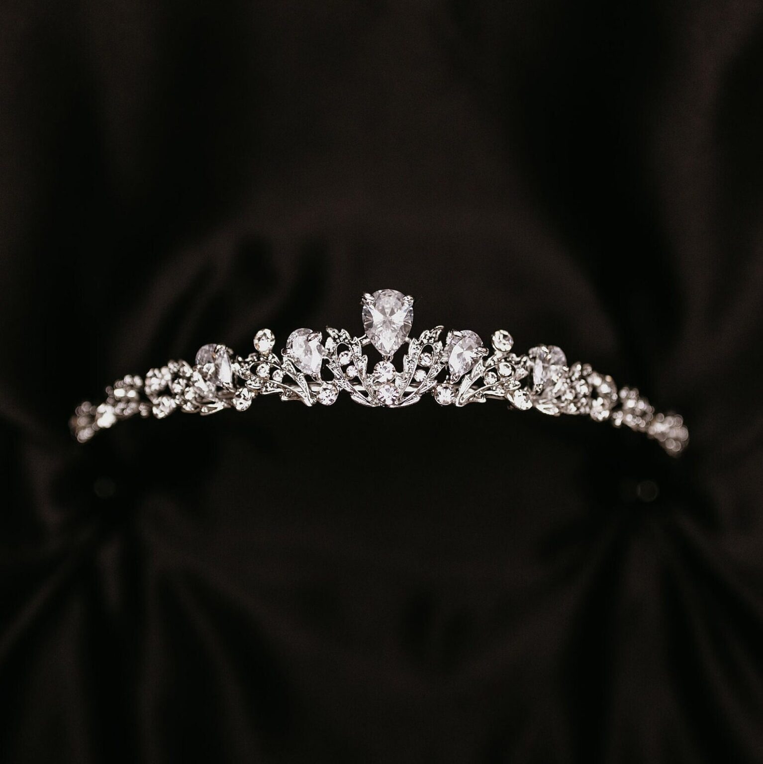 Tiara vs crown A quick guide to the differences between tiaras and crowns