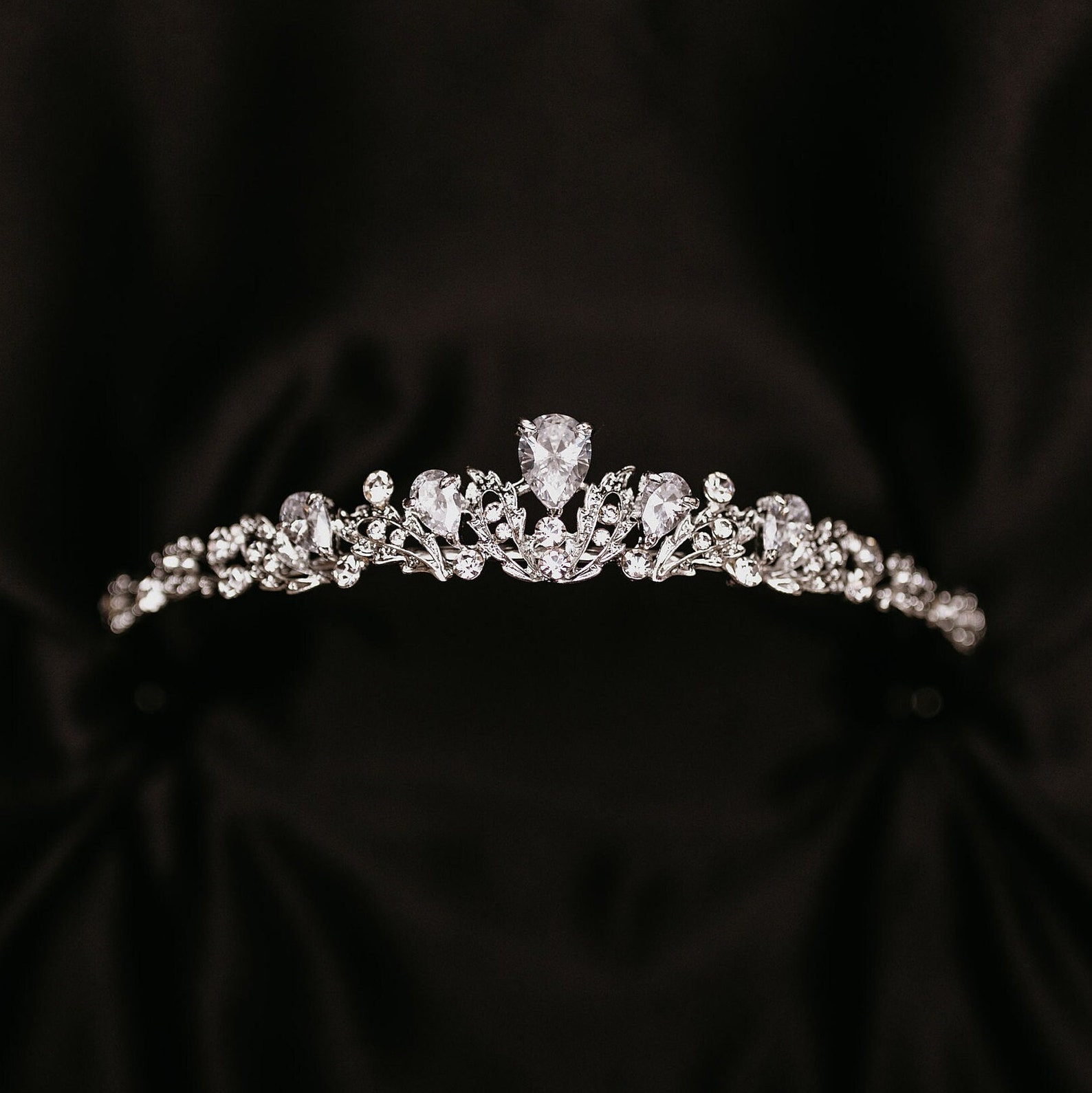 Tiara vs crown A quick guide to the differences between tiaras and crowns