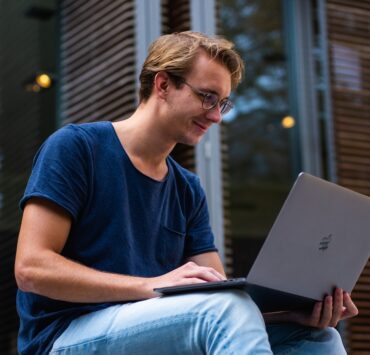 pexels buro millennial 1438081