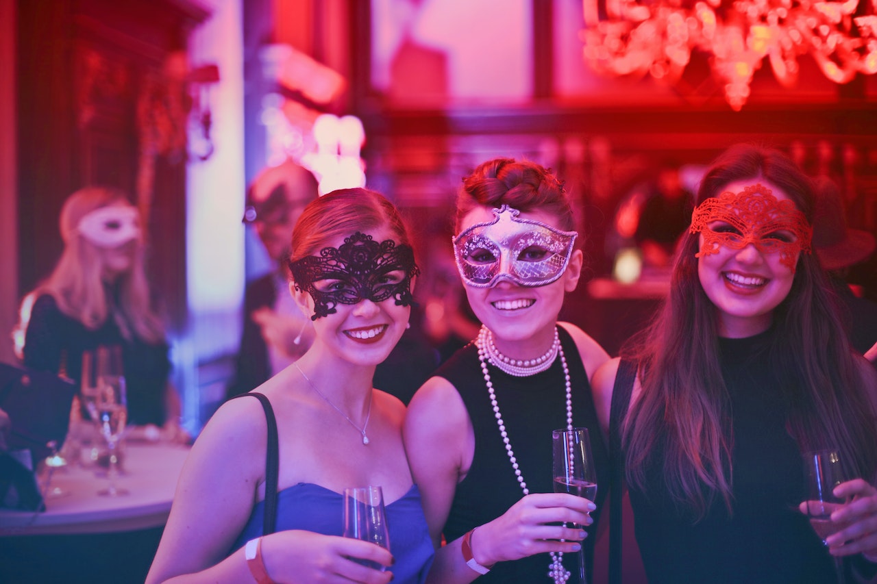 4 Fashion Tips to Add a Lavish Touch to Your Evening Outfits 1 pexels andrea piacquadio 787961